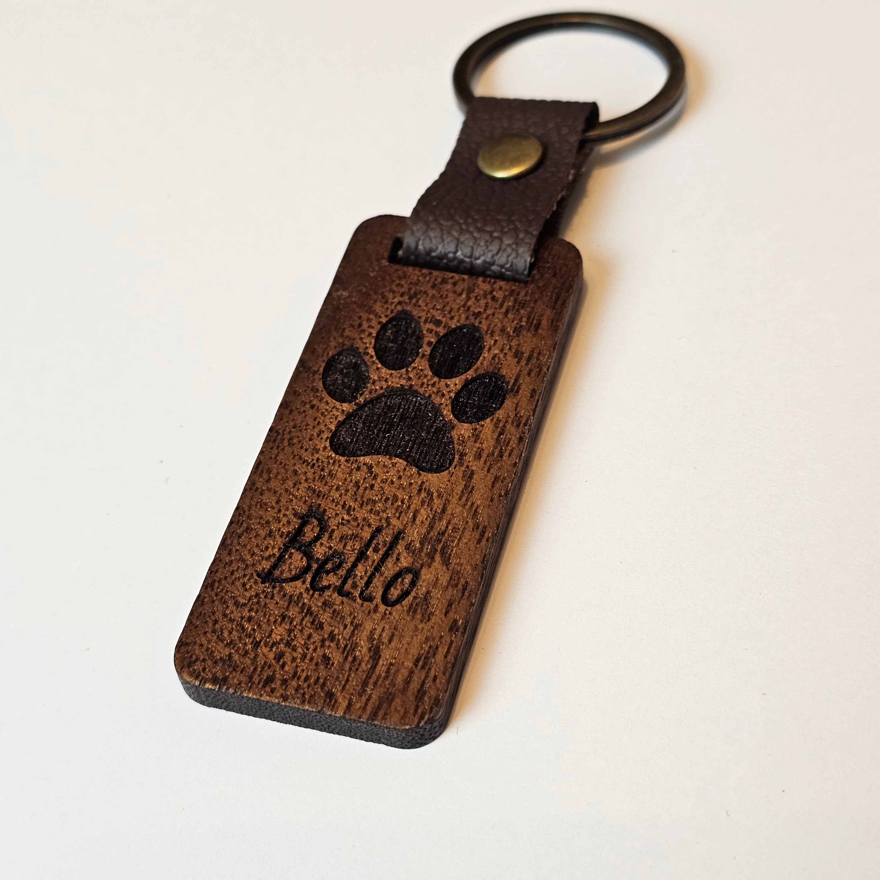 Schlüsselanhänger aus dunklem Holz