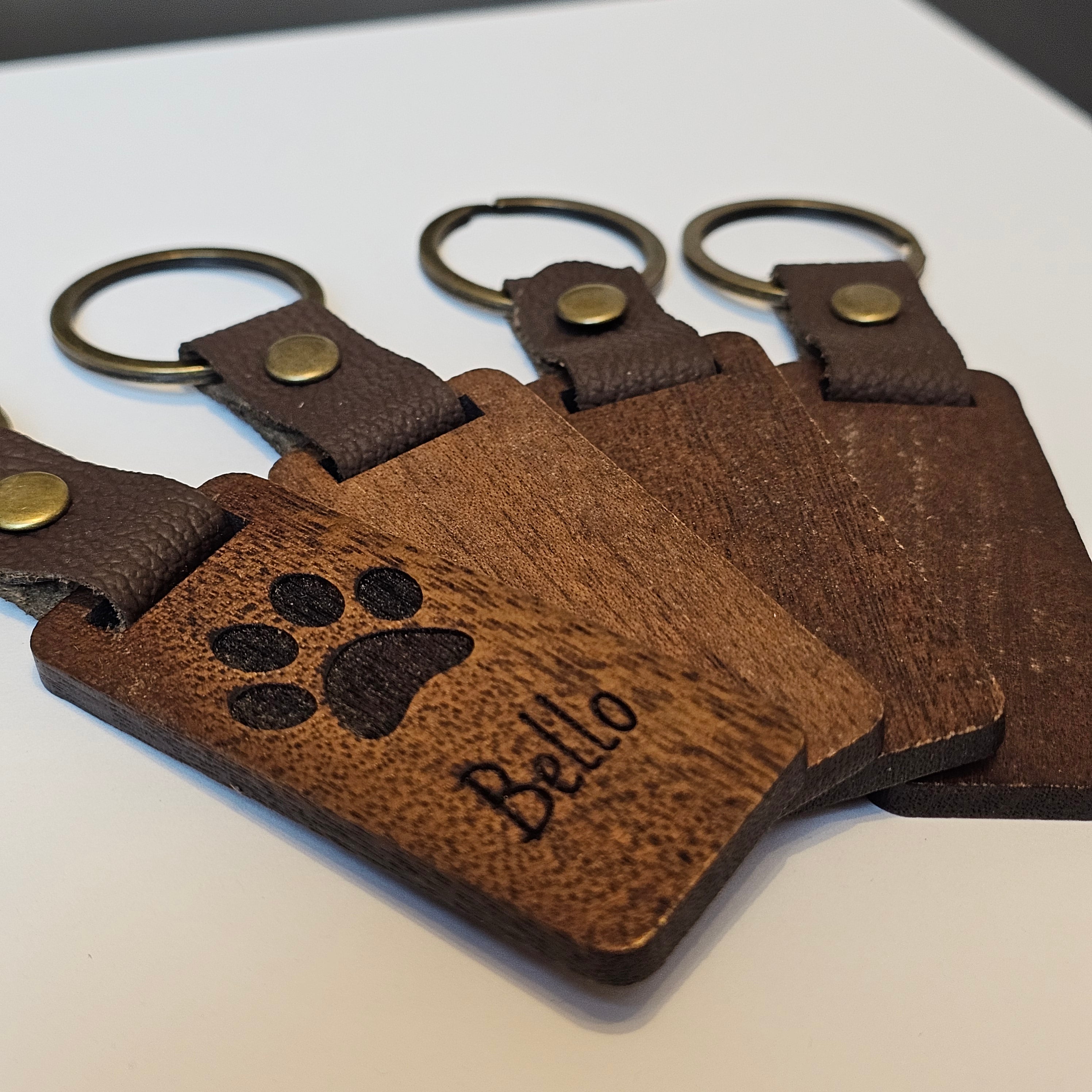 Schlüsselanhänger aus dunklem Holz