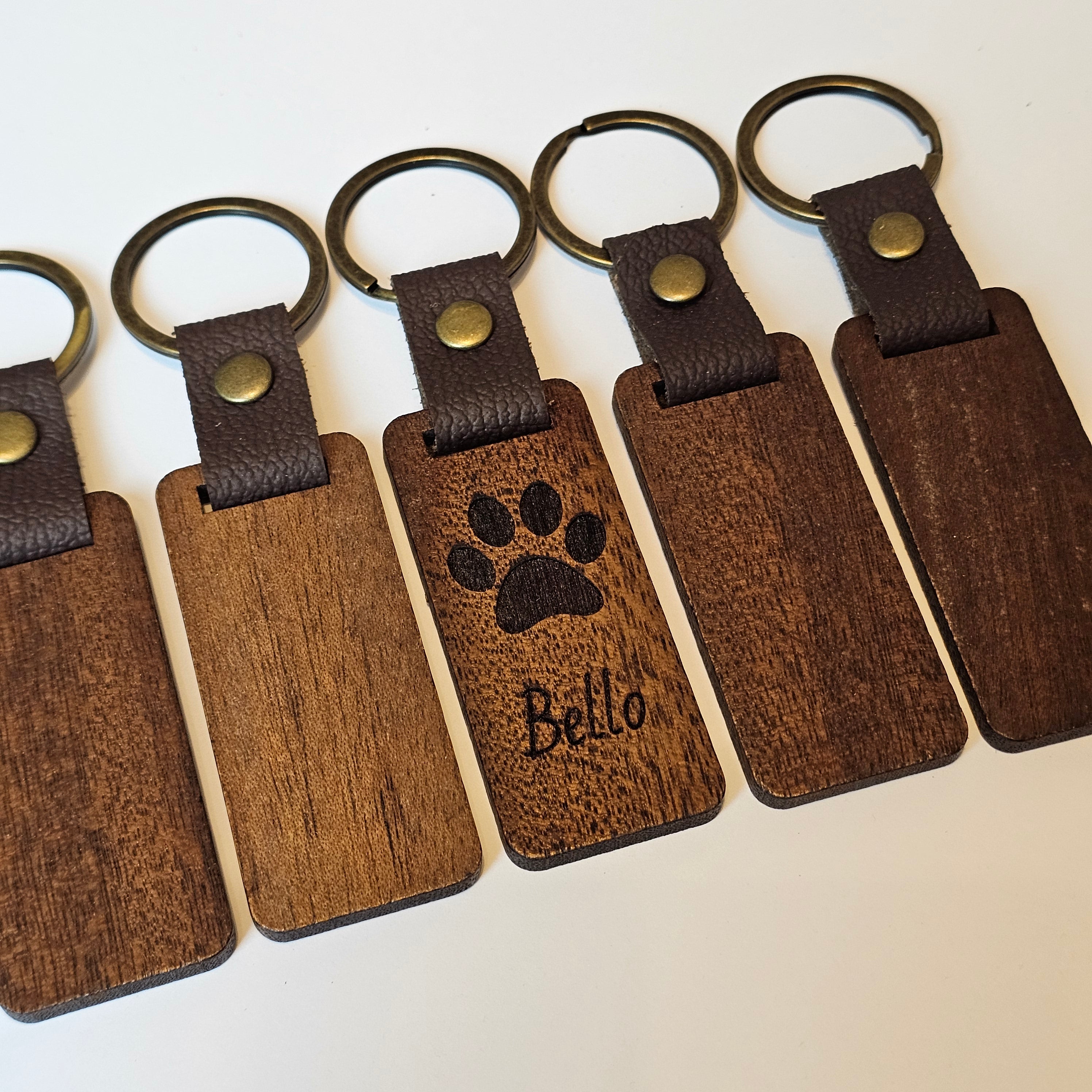 Schlüsselanhänger aus dunklem Holz